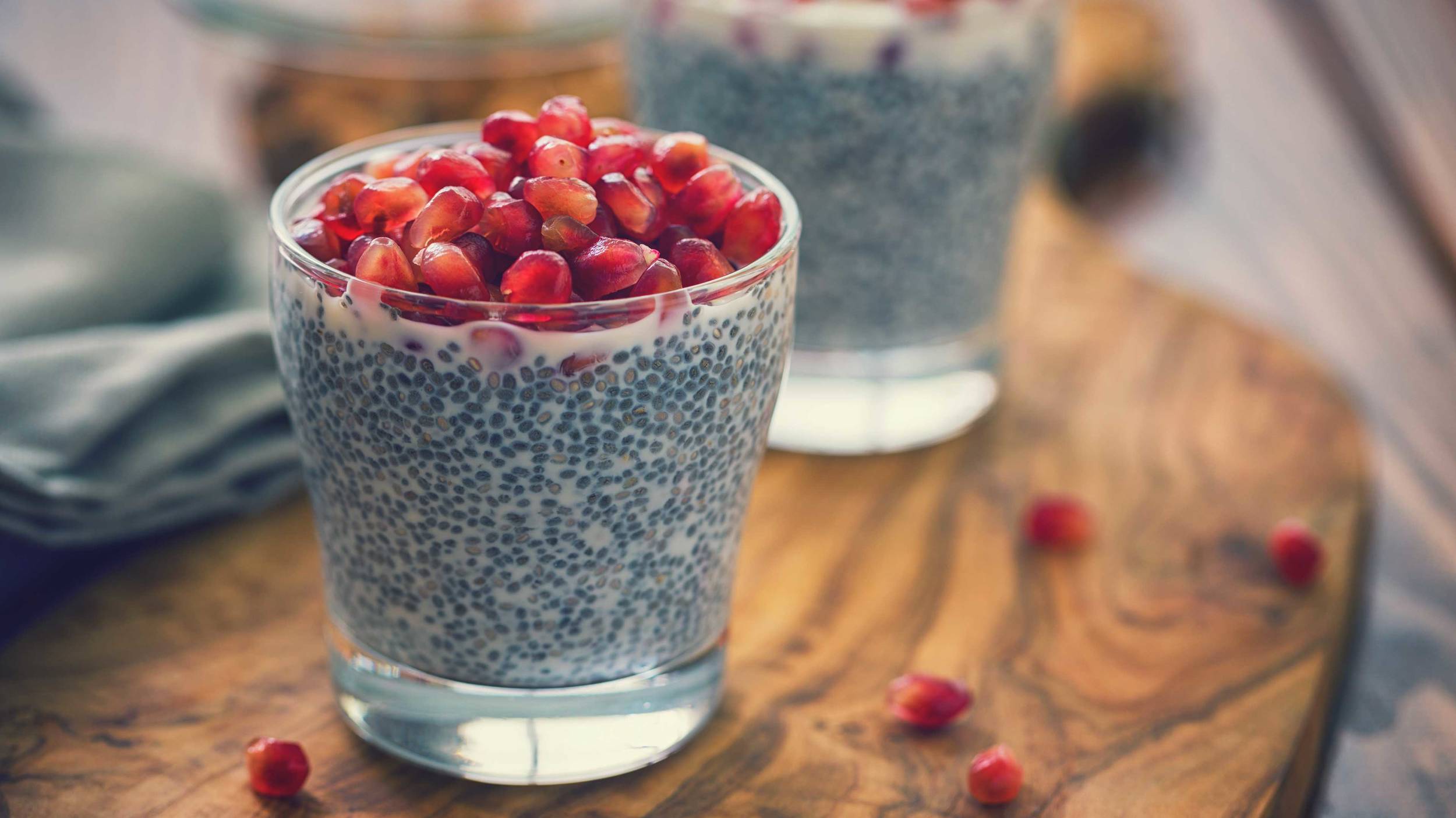 Las semillas de chía se pueden agregar crudas a los cereales, yogur, ensaladas, sopas, budines (postres cremosos), jugos y batidos.
